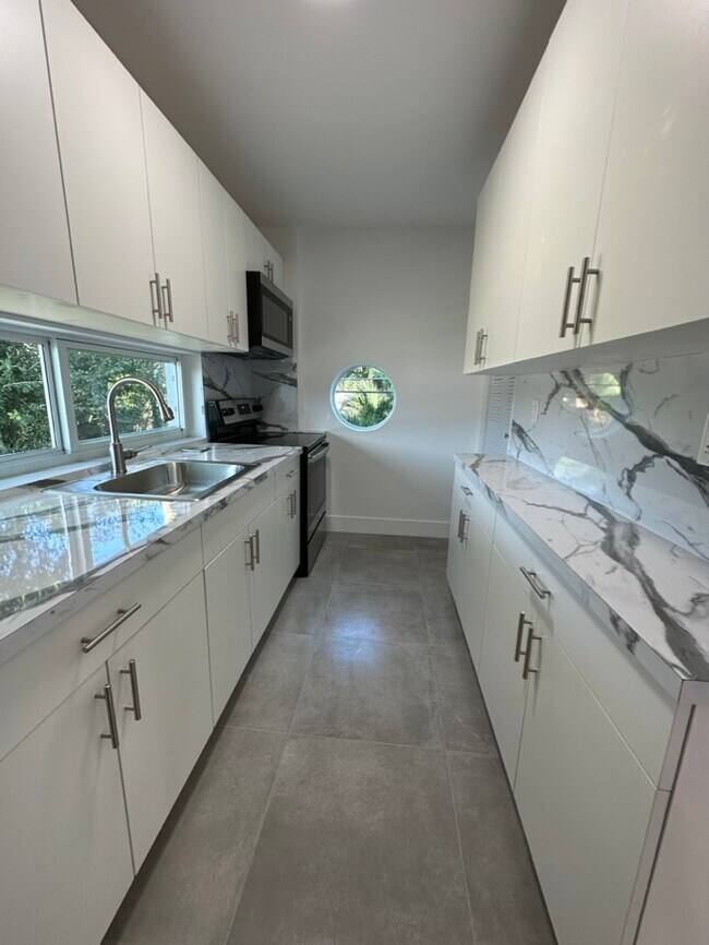 Building Photo - 641 Palmetto Dr