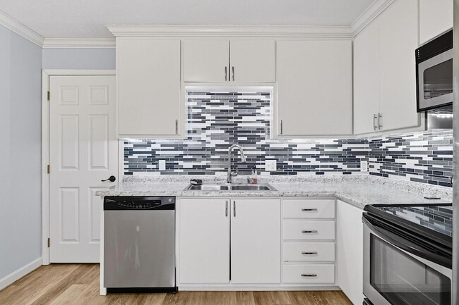 Building Photo - 455 Lakeview Dr