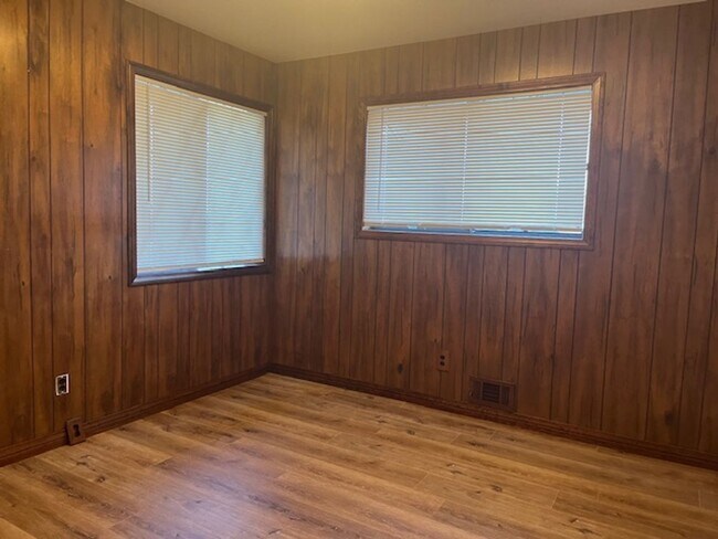 Building Photo - Amazing Mountain Views...