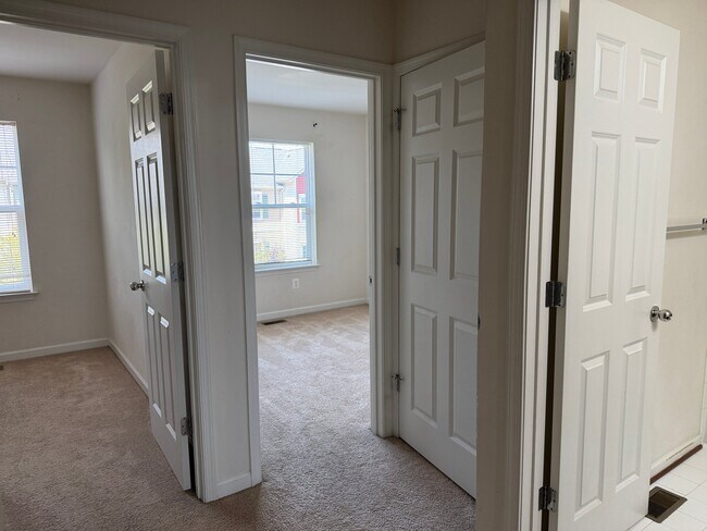 Building Photo - 107 Notions Ct