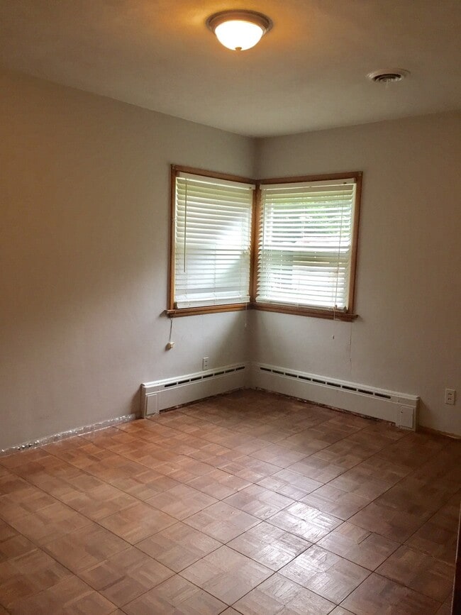 Building Photo - Cozy 3bedroom available Nov 1st.