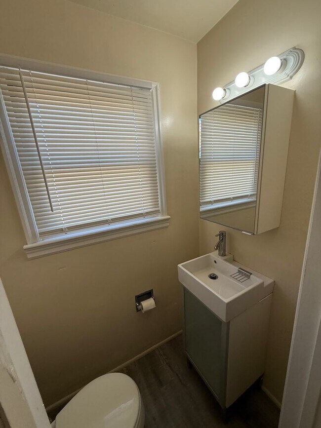 Building Photo - 334 B St