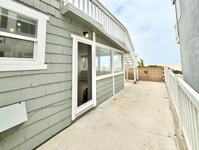 Building Photo - 4027-4029 Ocean Dr