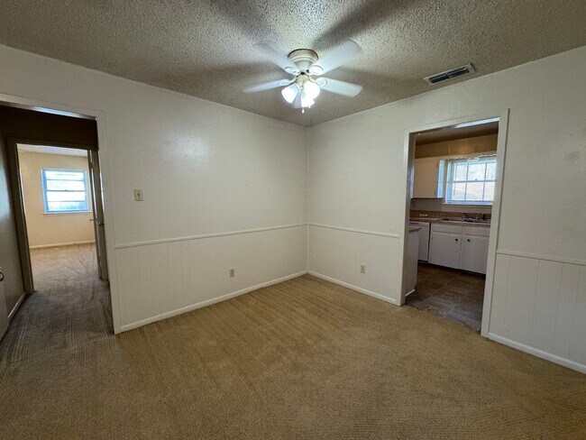 Building Photo - 1104 Cummings Ave