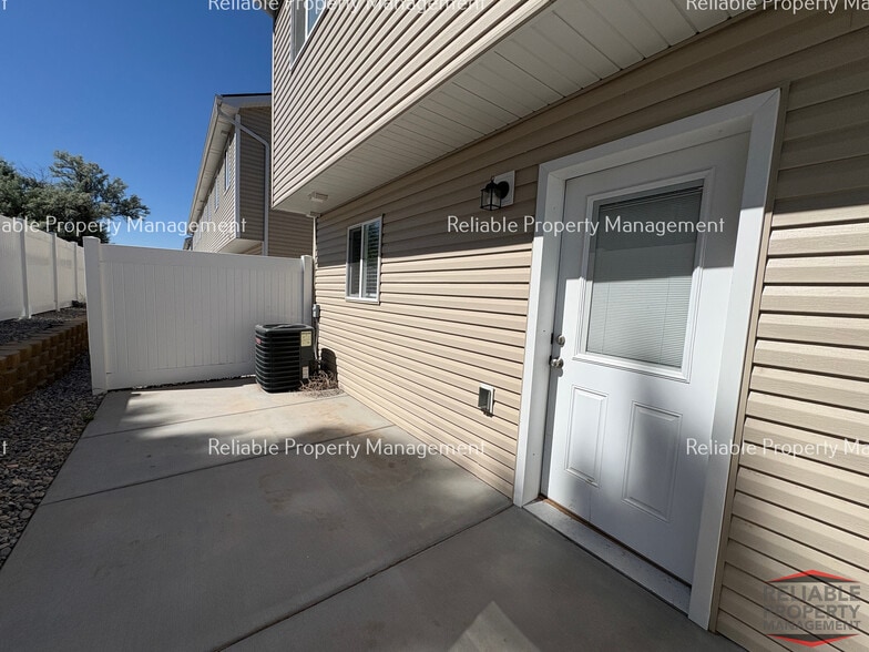 Building Photo - 2015 Lawrence Ln