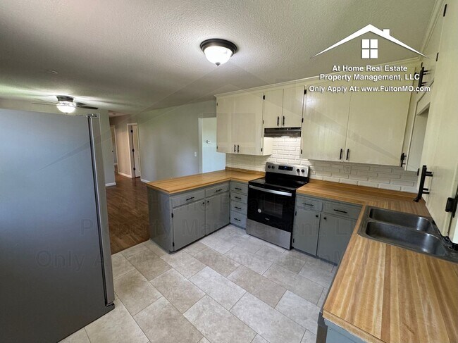 Building Photo - 1304 Bradley Ln