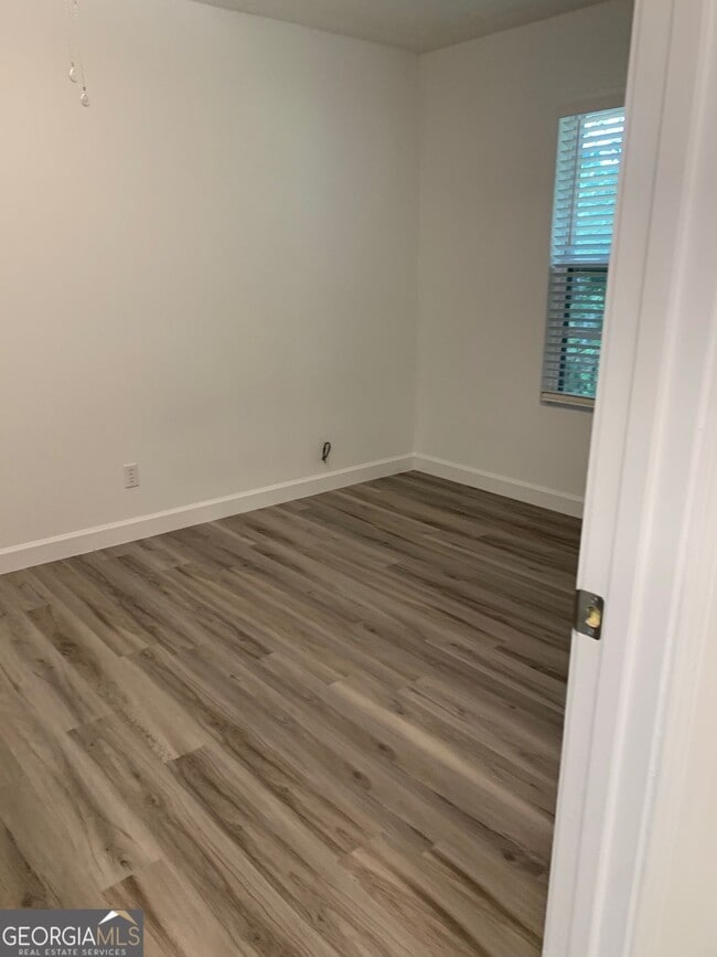 Building Photo - 695 Douglas Dr