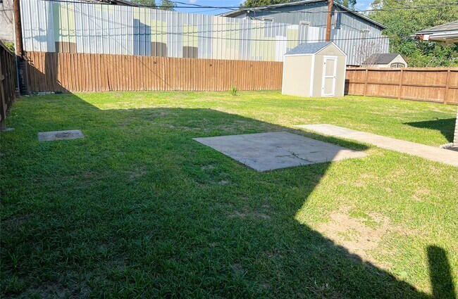Building Photo - 3515 Castledale Dr