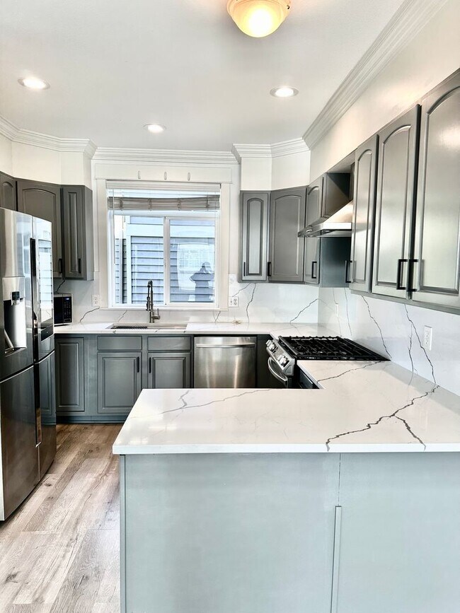 Building Photo - Modern 3 bedroom, 2.5 bathroom Townhome in Mapleleaf!