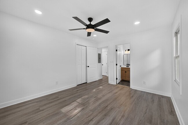 Building Photo - 2027 Hilburn Dr SE