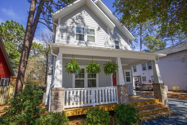 Building Photo - Charming Cottage in DOWNTOWN Southern Pines