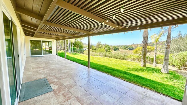 Building Photo - Lovely, Open Floor Plan, Single Story Located in the Desirable Live Oak Estates of Fallbrook!