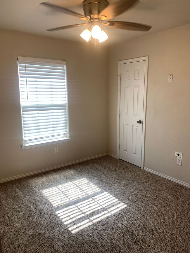 Building Photo - Available NOW! 3 Bedroom 2 bath 2 car garage in Fox Ridge!