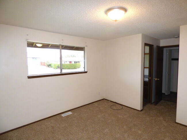 Building Photo - Rent Special: 1/2 Off May's Rent!!