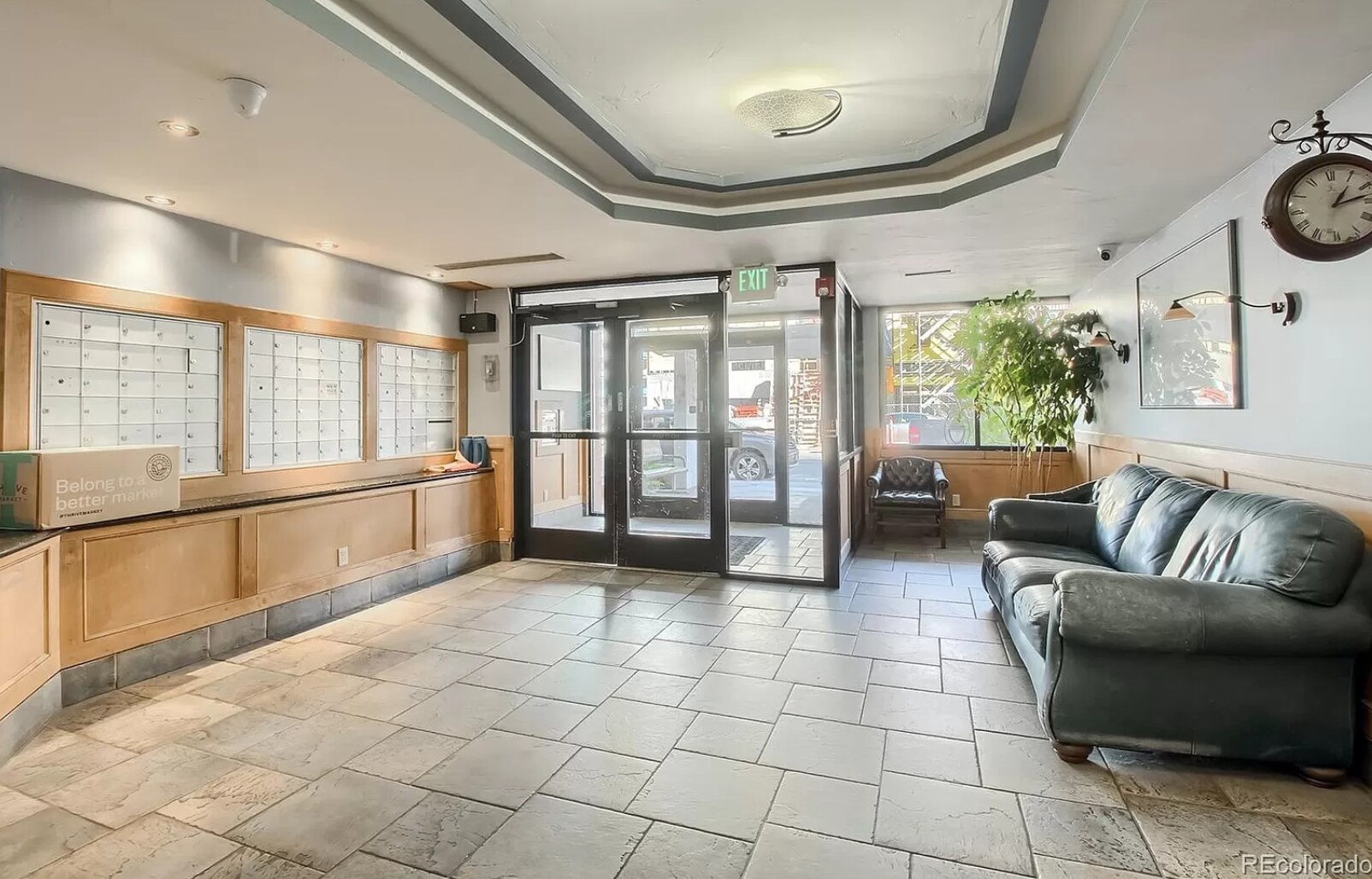 Secure entrance and mail - 1121 Albion St