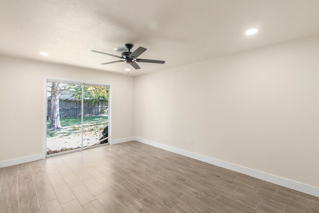 Building Photo - 821 Mark St