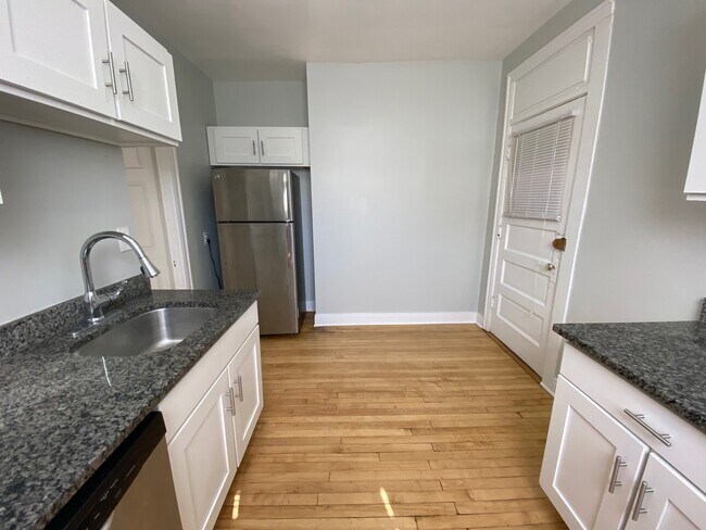 Building Photo - 734 Reba Pl