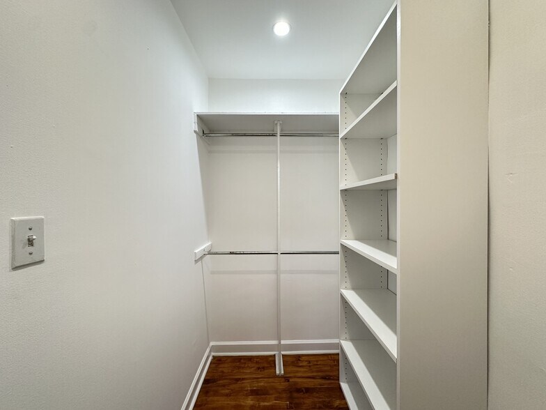 Building Photo - 5516 N Kenmore Ave