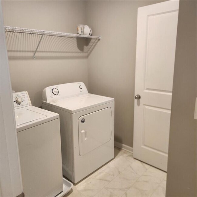Building Photo - 5056 Silver Fox Trl