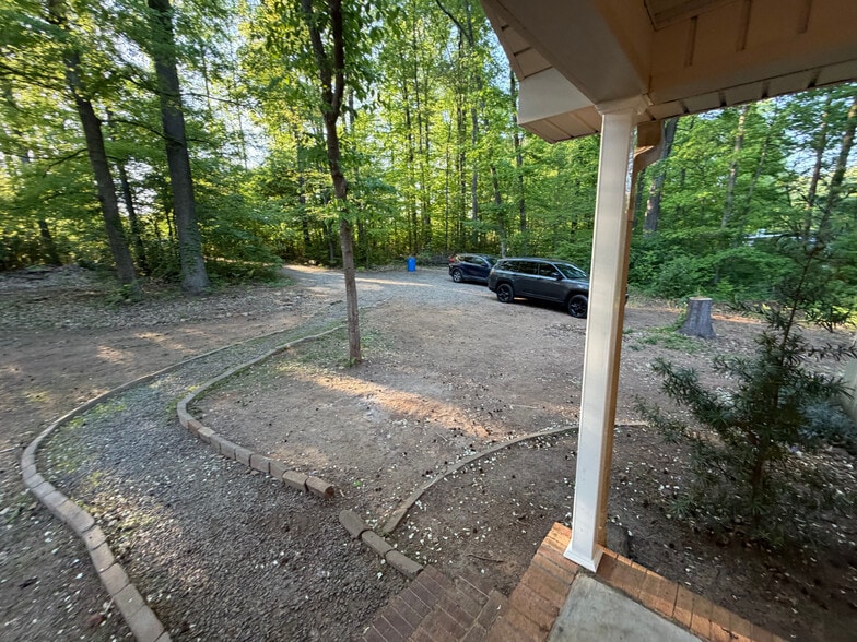 Building Photo - Room in House on Cox Mill Rd