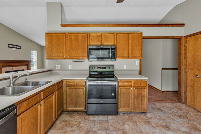 Building Photo - 304 Gaston Ct