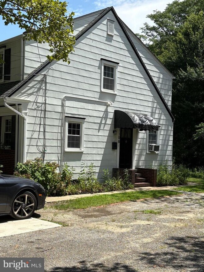 Building Photo - 110 Hillcrest Ave