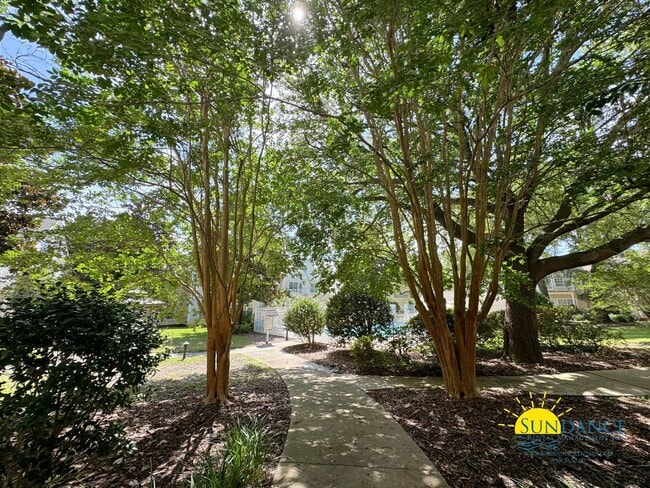 Building Photo - Spacious 2-Bedroom Condo in The Oaks, Nice...