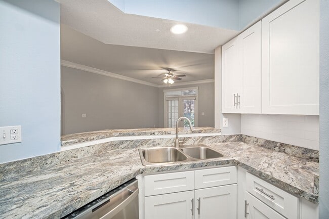 Building Photo - Renovated 2BR/2BA Condo With a Garage in I...