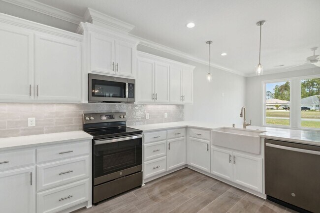 Building Photo - Resort Style living, minutes to town!