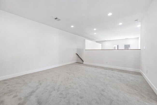 Building Photo - 5519 Paraiso Pl