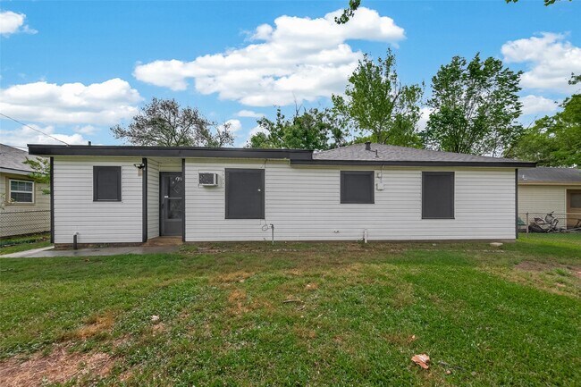 Building Photo - 514 Evonne St