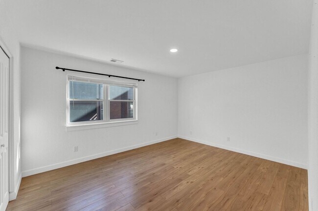 Building Photo - Spacious Poolside Condo!