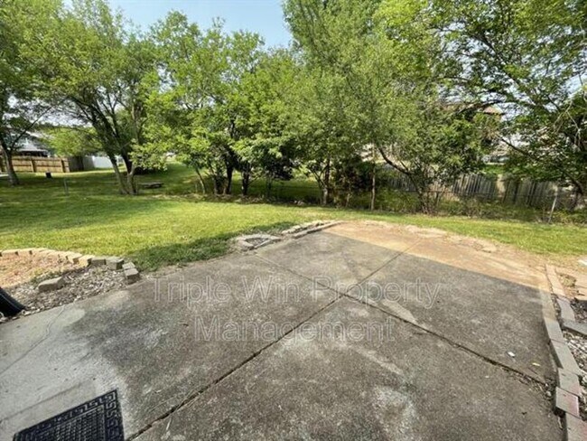 Building Photo - 411 Far Hill Dr