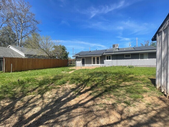 Building Photo - CUTE 3 BED 2 BATH IN COTTONWWOOD, CA