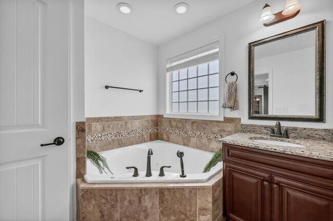 Building Photo - 820 Carousel Ct