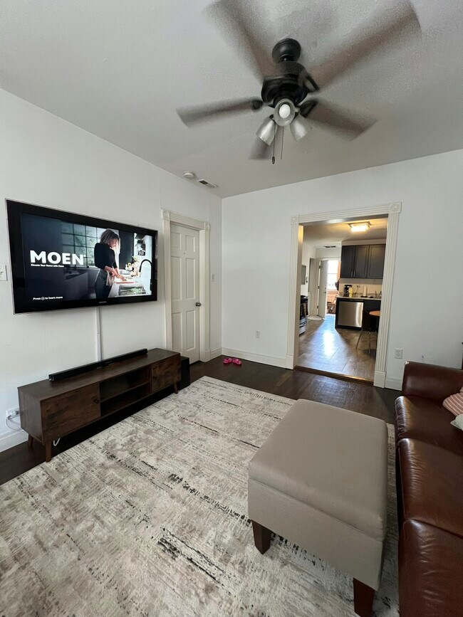 Building Photo - 1916 N Rockwell St