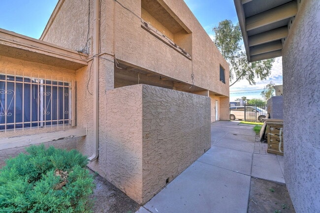 Building Photo - 2696 N 43rd Ave