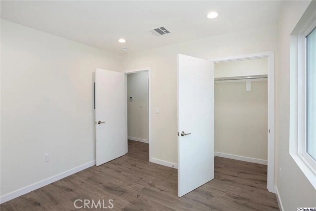 Building Photo - 10424 Woodley Ave