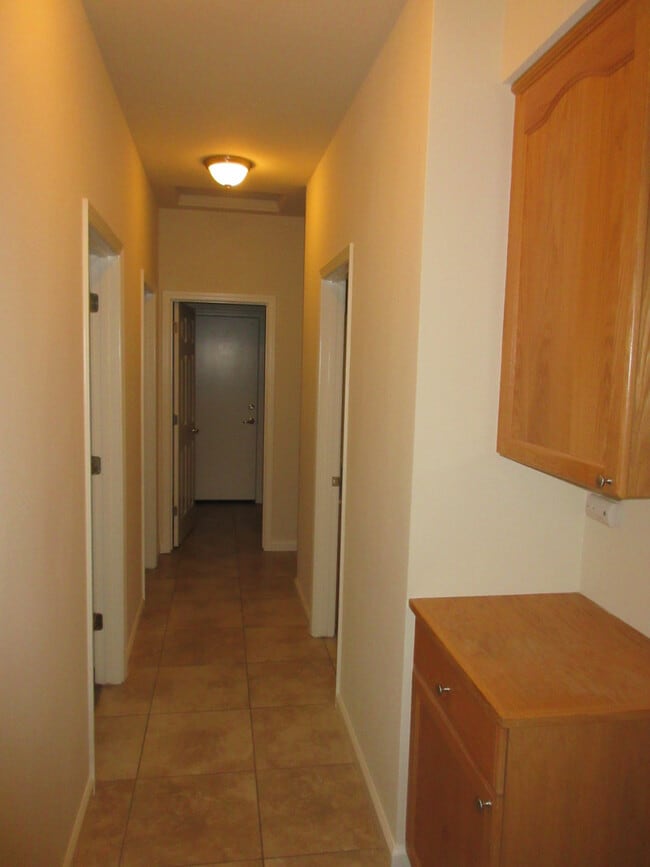 Building Photo - Well Maintained Single Level 4 Bedroom, Fo...