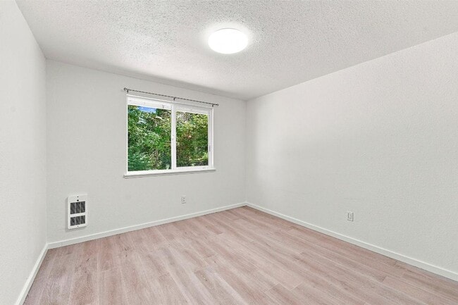 Building Photo - 7100 Hawks Prairie Rd NE