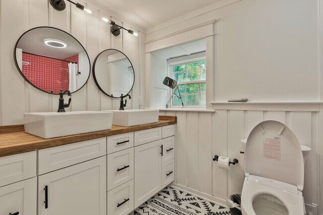 Building Photo - 410 Thornton Ln