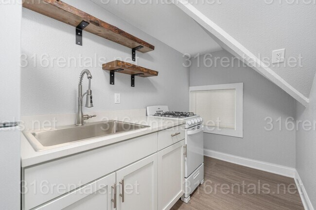 Building Photo - $750 - Studio / 1 bath - Beautiful newly renovated Multi-family home located in Delano
