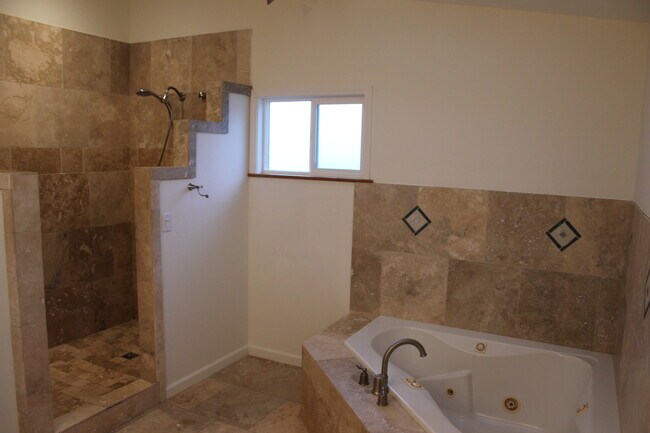 Building Photo - Part of a 2-unit CPR. 4 bedroom 3.5 bath with attached garage. Approx 1961 sf