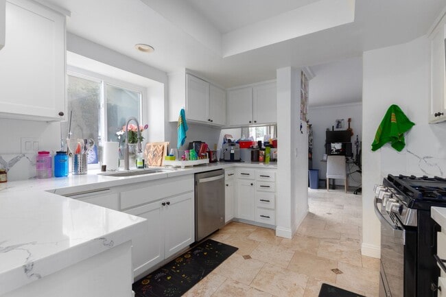 Building Photo - 3BR + Bonus Room | Solar-Powered | Updated...
