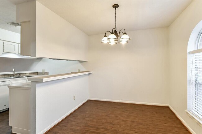 Building Photo - 6527 La Violetta Dr