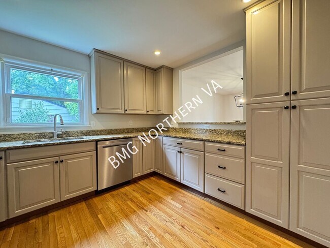 Building Photo - 1109 Hillcrest Dr SW