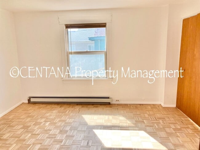 Building Photo - Large home with a huge yard on the West si...