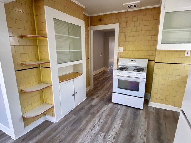 Building Photo - Charming 2 Bedroom Craftsman House w/Porch and Private Back Patio in Hillcrest