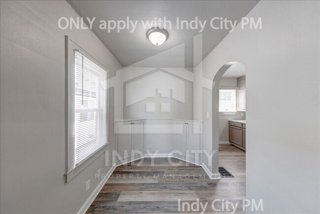 Building Photo - 1326 N Gladstone Ave