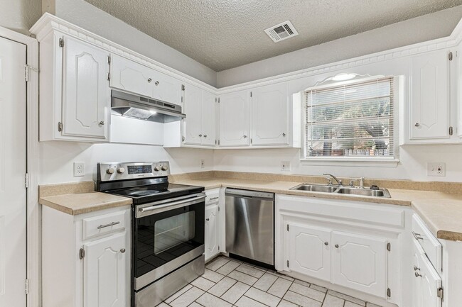 Building Photo - Beautiful brick 3 bedroom, 2 bath, 2 car g...